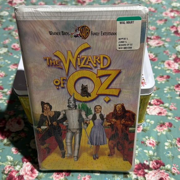 The Wizard of Oz! Lunchbox, DVD, & VHS! Movies are sealed. Excellent condition💫 - Picture 3 of 16